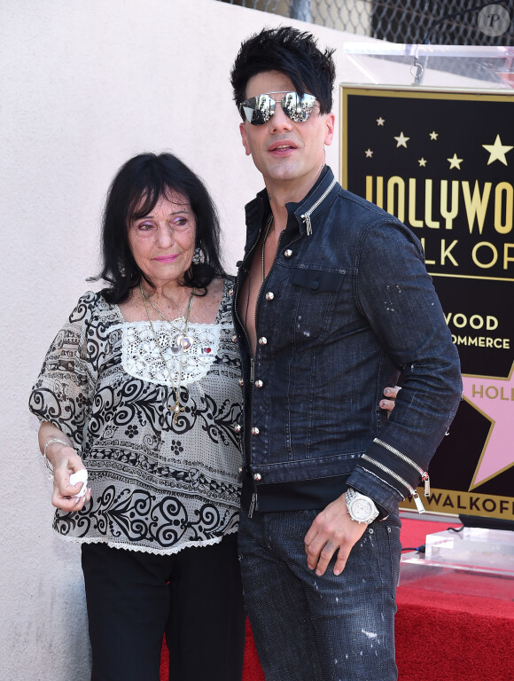 Dimitra Sarantakosa et son fils Criss Angel qui reçoit son étoile sur le Hollywood Walk of Fame à Los Angeles, le 20 juillet 2017.
