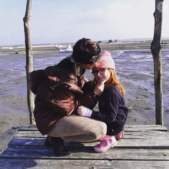 Emilie de "Koh-Lanta" avec l'une de ses filles, au Cap Ferret, le 26 décembre 2019