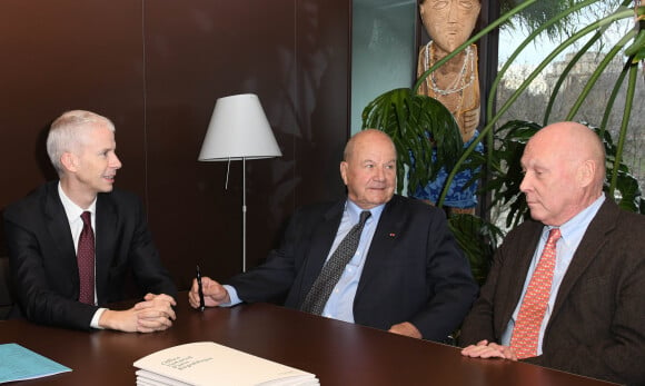 Exclusif - Franck Riester (ministre de la Culture), Marc Ladreit de Lacharrière et Stéphane Martin - Signature de la donation de Marc Ladreit de Lacharrière au Musée du quai Branly à Paris le 19 décembre 2019. © Coadic Guirec/Bestimage