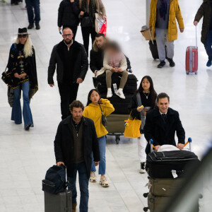 Exclusif - Laeticia Hallyday, ses filles Jade et Joy, Pascal Balland, Madeleine, la fille de Pascal Balland et Carl, chauffeur et garde du corps - Laeticia Hallyday, son compagnon et toute la famille arrivent à l'aéroport de Paris-Orly après avoir passé des vacances et le nouvel An à Marrakech au Maroc, à Orly, France, le 3 janvier 2020.