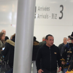 Exclusif - Laeticia Hallyday, sa fille Jade, Pascal Balland et Carl, chauffeur et garde du corps - Laeticia Hallyday, son compagnon et toute la famille arrivent à l'aéroport de Paris-Orly après avoir passé des vacances et le nouvel An à Marrakech au Maroc, à Orly, France, le 3 janvier 2020.