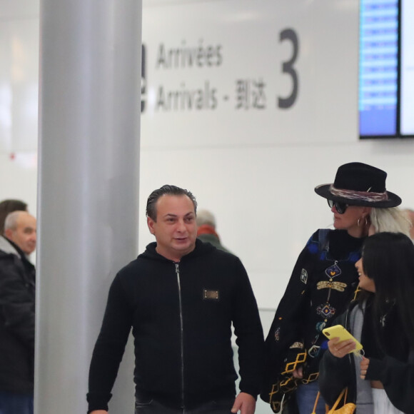 Exclusif - Laeticia Hallyday, sa fille Jade, Pascal Balland et Carl, chauffeur et garde du corps - Laeticia Hallyday, son compagnon et toute la famille arrivent à l'aéroport de Paris-Orly après avoir passé des vacances et le nouvel An à Marrakech au Maroc, à Orly, France, le 3 janvier 2020.
