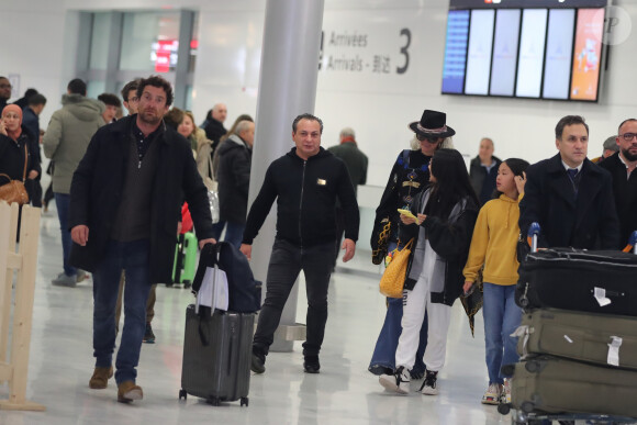 Exclusif - Laeticia Hallyday, ses filles Jade et Joy, Pascal Balland et Carl, chauffeur et garde du corps - Laeticia Hallyday, son compagnon et toute la famille arrivent à l'aéroport de Paris-Orly après avoir passé des vacances et le nouvel An à Marrakech au Maroc, à Orly, France, le 3 janvier 2020.