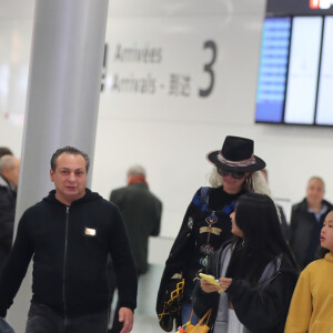 Exclusif - Laeticia Hallyday, ses filles Jade et Joy, Pascal Balland et Carl, chauffeur et garde du corps - Laeticia Hallyday, son compagnon et toute la famille arrivent à l'aéroport de Paris-Orly après avoir passé des vacances et le nouvel An à Marrakech au Maroc, à Orly, France, le 3 janvier 2020.