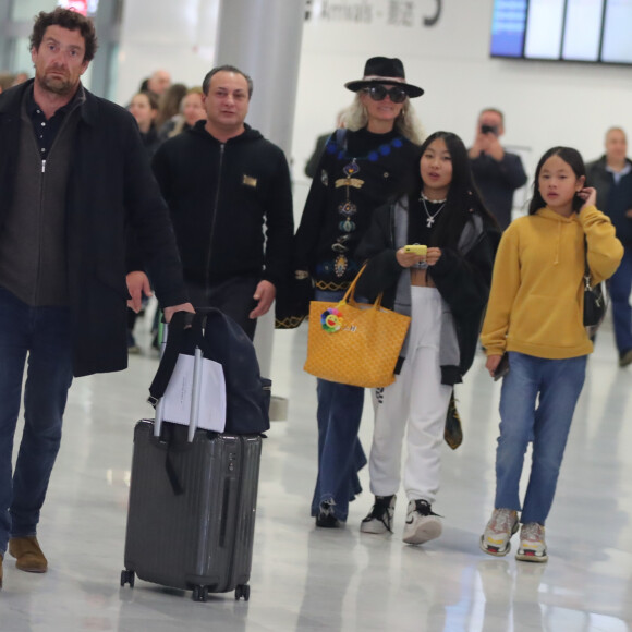Exclusif - Laeticia Hallyday, ses filles Jade et Joy, Pascal Balland et Carl, chauffeur et garde du corps - Laeticia Hallyday, son compagnon et toute la famille arrivent à l'aéroport de Paris-Orly après avoir passé des vacances et le nouvel An à Marrakech au Maroc, à Orly, France, le 3 janvier 2020.