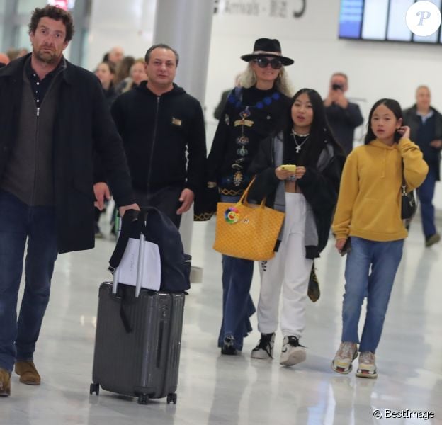 Exclusif - Laeticia Hallyday, ses filles Jade et Joy, Pascal Balland et Carl, chauffeur et garde du corps - Laeticia Hallyday, son compagnon et toute la famille arrivent à l'aéroport de Paris-Orly après avoir passé des vacances et le nouvel An à Marrakech au Maroc, à Orly, France, le 3 janvier 2020.
