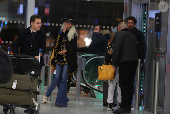 Exclusif - Laeticia Hallyday et son compagnon Pascal Balland - Laeticia Hallyday, son compagnon et toute la famille arrivent à l'aéroport de Paris-Orly après avoir passé des vacances et le nouvel An à Marrakech au Maroc, à Orly, France, le 3 janvier 2020.