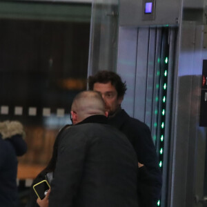 Exclusif - Laeticia Hallyday et son compagnon Pascal Balland - Laeticia Hallyday, son compagnon et toute la famille arrivent à l'aéroport de Paris-Orly après avoir passé des vacances et le nouvel An à Marrakech au Maroc, à Orly, France, le 3 janvier 2020.
