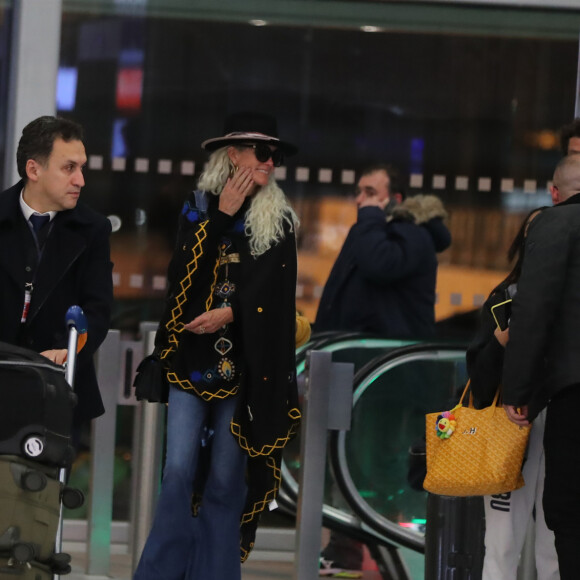 Exclusif - Laeticia Hallyday - Laeticia Hallyday, son compagnon et toute la famille arrivent à l'aéroport de Paris-Orly après avoir passé des vacances et le nouvel An à Marrakech au Maroc, à Orly, France, le 3 janvier 2020.