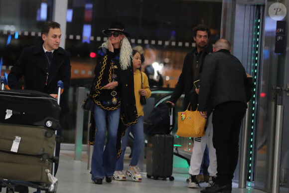 Exclusif - Laeticia Hallyday, ses filles Jade et Joy, Pascal Balland - Laeticia Hallyday, son compagnon et toute la famille arrivent à l'aéroport de Paris-Orly après avoir passé des vacances et le nouvel An à Marrakech au Maroc, à Orly, France, le 3 janvier 2020.