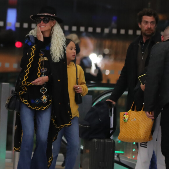 Exclusif - Laeticia Hallyday, ses filles Jade et Joy, Pascal Balland - Laeticia Hallyday, son compagnon et toute la famille arrivent à l'aéroport de Paris-Orly après avoir passé des vacances et le nouvel An à Marrakech au Maroc, à Orly, France, le 3 janvier 2020.