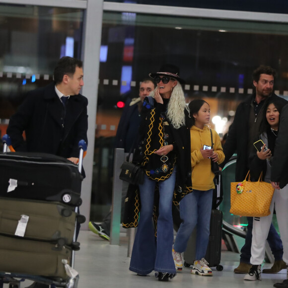 Exclusif - Laeticia Hallyday, ses filles Jade et Joy, Pascal Balland - Laeticia Hallyday, son compagnon et toute la famille arrivent à l'aéroport de Paris-Orly après avoir passé des vacances et le nouvel An à Marrakech au Maroc, à Orly, France, le 3 janvier 2020.