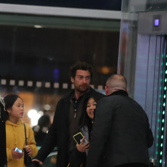 Exclusif - Laeticia Hallyday, ses filles Jade et Joy, Pascal Balland - Laeticia Hallyday, son compagnon et toute la famille arrivent à l'aéroport de Paris-Orly après avoir passé des vacances et le nouvel An à Marrakech au Maroc, à Orly, France, le 3 janvier 2020.