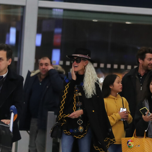 Exclusif - Laeticia Hallyday, ses filles Jade et Joy, Pascal Balland - Laeticia Hallyday, son compagnon et toute la famille arrivent à l'aéroport de Paris-Orly après avoir passé des vacances et le nouvel An à Marrakech au Maroc, à Orly, France, le 3 janvier 2020.
