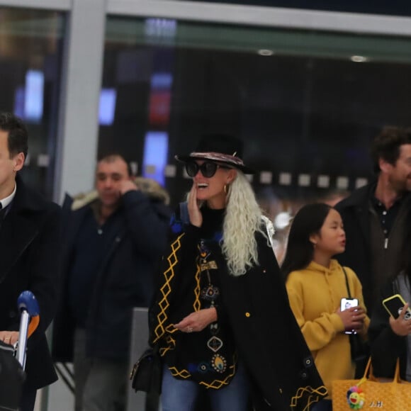 Exclusif - Laeticia Hallyday, ses filles Jade et Joy, Pascal Balland - Laeticia Hallyday, son compagnon et toute la famille arrivent à l'aéroport de Paris-Orly après avoir passé des vacances et le nouvel An à Marrakech au Maroc, à Orly, France, le 3 janvier 2020.