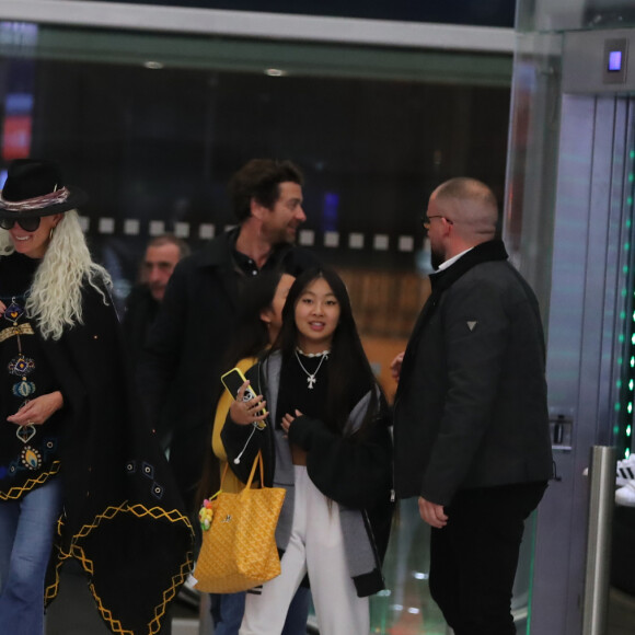 Exclusif - Laeticia Hallyday, ses filles Jade et Joy, Pascal Balland - Laeticia Hallyday, son compagnon et toute la famille arrivent à l'aéroport de Paris-Orly après avoir passé des vacances et le nouvel An à Marrakech au Maroc, à Orly, France, le 3 janvier 2020.