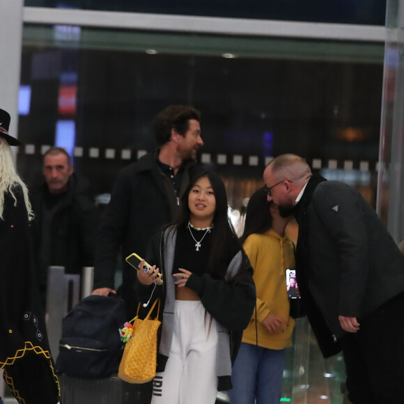 Exclusif - Laeticia Hallyday, ses filles Jade et Joy, Pascal Balland, Madeleine, la fille de Pascal Balland - Laeticia Hallyday, son compagnon et toute la famille arrivent à l'aéroport de Paris-Orly après avoir passé des vacances et le nouvel An à Marrakech au Maroc, à Orly, France, le 3 janvier 2020.