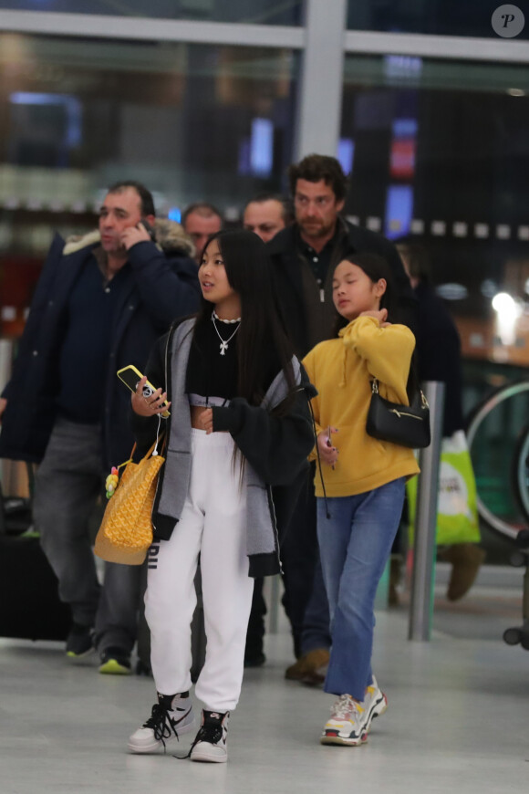 Exclusif - Jade et Joy Hallyday et Pascal Balland - Laeticia Hallyday, son compagnon et toute la famille arrivent à l'aéroport de Paris-Orly après avoir passé des vacances et le nouvel An à Marrakech au Maroc, à Orly, France, le 3 janvier 2020.