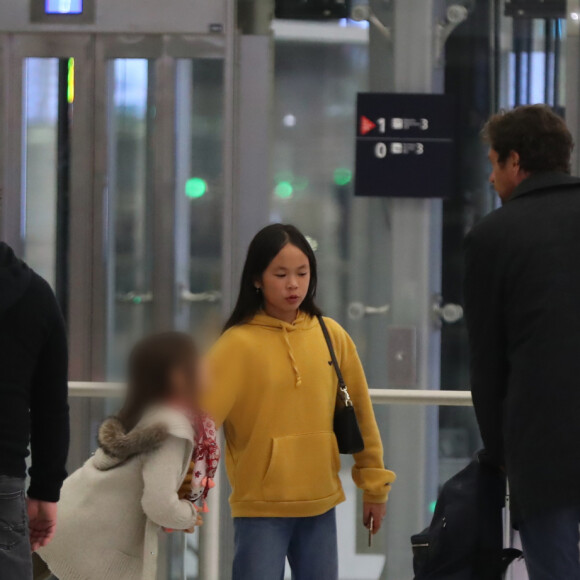 Exclusif - Laeticia Hallyday, sa fille Joy, Pascal Balland et Carl, chauffeur et garde du corps - Laeticia Hallyday, son compagnon et toute la famille arrivent à l'aéroport de Paris-Orly après avoir passé des vacances et le nouvel An à Marrakech au Maroc, à Orly, France, le 3 janvier 2020.