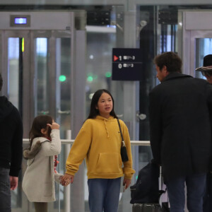 Exclusif - Laeticia Hallyday, sa fille Joy, Pascal Balland et Carl, chauffeur et garde du corps - Laeticia Hallyday, son compagnon et toute la famille arrivent à l'aéroport de Paris-Orly après avoir passé des vacances et le nouvel An à Marrakech au Maroc, à Orly, France, le 3 janvier 2020.