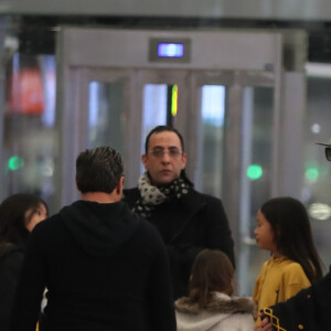 Exclusif - Laeticia Hallyday, ses filles Jade et Joy, Pascal Balland, Madeleine, la fille de Pascal Balland et Carl, chauffeur et garde du corps - Laeticia Hallyday, son compagnon et toute la famille arrivent à l'aéroport de Paris-Orly après avoir passé des vacances et le nouvel An à Marrakech au Maroc, à Orly, France, le 3 janvier 2020.