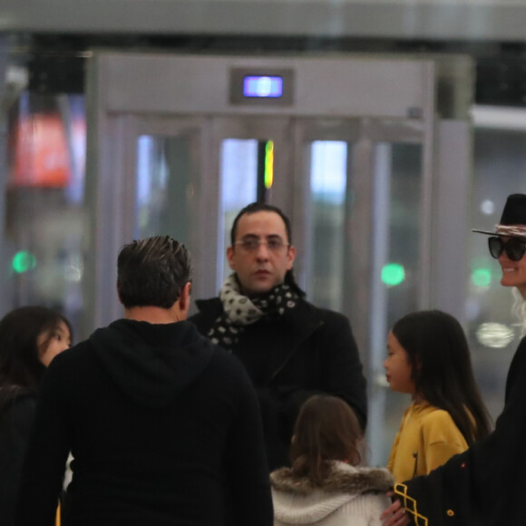 Exclusif - Laeticia Hallyday, ses filles Jade et Joy, Pascal Balland, Madeleine, la fille de Pascal Balland et Carl, chauffeur et garde du corps - Laeticia Hallyday, son compagnon et toute la famille arrivent à l'aéroport de Paris-Orly après avoir passé des vacances et le nouvel An à Marrakech au Maroc, à Orly, France, le 3 janvier 2020.