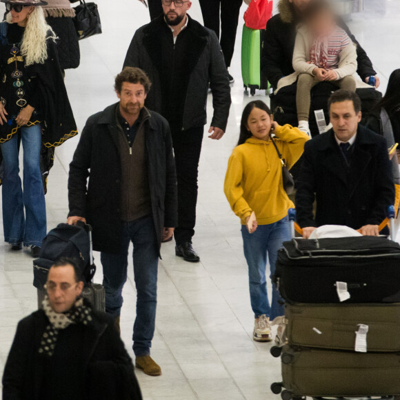 Exclusif - Laeticia Hallyday, ses filles Jade et Joy, Pascal Balland, Madeleine, la fille de Pascal Balland et Carl, chauffeur et garde du corps - Laeticia Hallyday, son compagnon et toute la famille arrivent à l'aéroport de Paris-Orly après avoir passé des vacances et le nouvel An à Marrakech au Maroc, à Orly, France, le 3 janvier 2020.