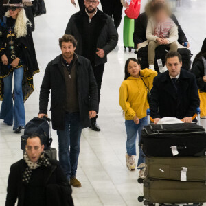 Exclusif  - Laeticia Hallyday, ses filles Jade et Joy, Pascal Balland, Madeleine, la fille de Pascal Balland et Carl, chauffeur et garde du corps - Laeticia Hallyday, son compagnon et toute la famille arrivent à l'aéroport de Paris-Orly après avoir passé des vacances et le nouvel An à Marrakech au Maroc, à Orly, France, le 3 janvier 2020.