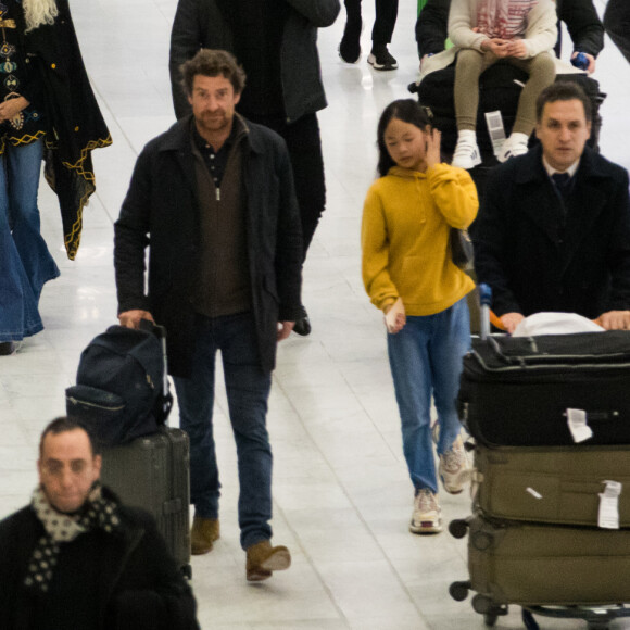 Exclusif - Laeticia Hallyday, ses filles Jade et Joy, Pascal Balland, Madeleine, la fille de Pascal Balland et Carl, chauffeur et garde du corps - Laeticia Hallyday, son compagnon et toute la famille arrivent à l'aéroport de Paris-Orly après avoir passé des vacances et le nouvel An à Marrakech au Maroc, à Orly, France, le 3 janvier 2020.