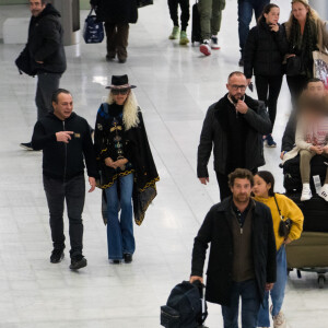 Exclusif- Laeticia Hallyday, ses filles Jade et Joy, Pascal Balland, Madeleine, la fille de Pascal Balland et Carl, chauffeur et garde du corps - Laeticia Hallyday, son compagnon et toute la famille arrivent à l'aéroport de Paris-Orly après avoir passé des vacances et le nouvel An à Marrakech au Maroc, à Orly, France, le 3 janvier 2020.