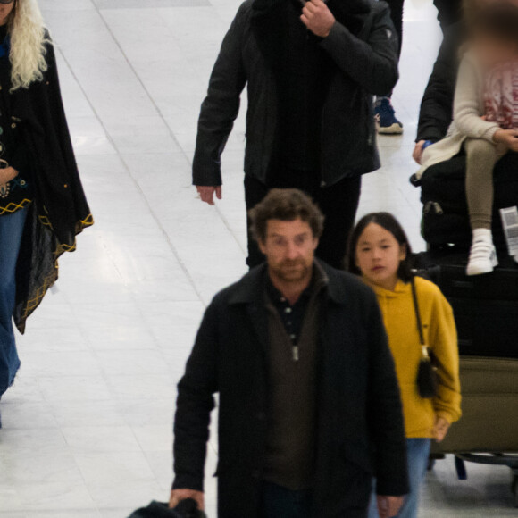 Exclusif - Laeticia Hallyday, sa fille Joy, Pascal Balland, Madeleine, la fille de Pascal Balland et Carl, chauffeur et garde du corps - Laeticia Hallyday, son compagnon et toute la famille arrivent à l'aéroport de Paris-Orly après avoir passé des vacances et le nouvel An à Marrakech au Maroc, à Orly, France, le 3 janvier 2020.