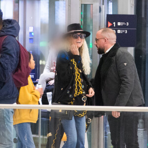 Exclusif - Laeticia Hallyday, sa fille Joy - Laeticia Hallyday, son compagnon et toute la famille arrivent à l'aéroport de Paris-Orly après avoir passé des vacances et le nouvel An à Marrakech au Maroc, à Orly, France, le 3 janvier 2020.