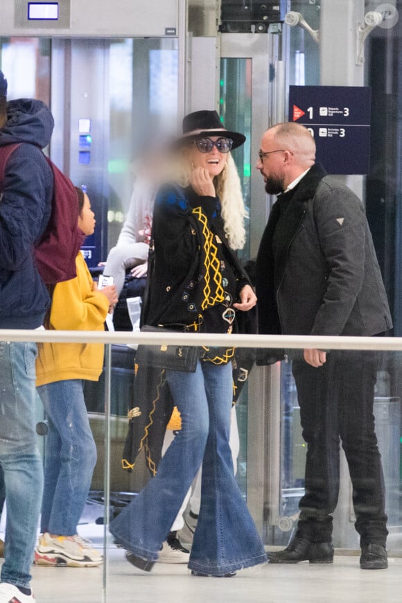 Exclusif - Laeticia Hallyday, sa fille Joy - Laeticia Hallyday, son compagnon et toute la famille arrivent à l'aéroport de Paris-Orly après avoir passé des vacances et le nouvel An à Marrakech au Maroc, à Orly, France, le 3 janvier 2020.