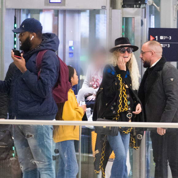 Exclusif - Laeticia Hallyday, sa fille Joy et Madeleine, la fille de Pascal Balland - Laeticia Hallyday, son compagnon et toute la famille arrivent à l'aéroport de Paris-Orly après avoir passé des vacances et le nouvel An à Marrakech au Maroc, à Orly, France, le 3 janvier 2020.