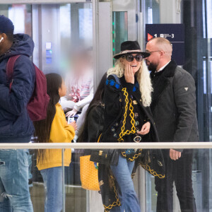 Exclusif - Laeticia Hallyday, sa fille Joy et Madeleine, la fille de Pasacal Balland - Laeticia Hallyday, son compagnon et toute la famille arrivent à l'aéroport de Paris-Orly après avoir passé des vacances et le nouvel An à Marrakech au Maroc, à Orly, France, le 3 janvier 2020.