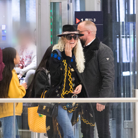 Exclusif  - Laeticia Hallyday, sa fille Joy et Madeleine, la fille de Pascal Balland - Laeticia Hallyday, son compagnon et toute la famille arrivent à l'aéroport de Paris-Orly après avoir passé des vacances et le nouvel An à Marrakech au Maroc, à Orly, France, le 3 janvier 2020.