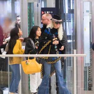 Exclusif - Laeticia Hallyday, ses filles Jade et Joy, Pascal Balland et Madeleine, la fille de Pascal Balland - Laeticia Hallyday, son compagnon et toute la famille arrivent à l'aéroport de Paris-Orly après avoir passé des vacances et le nouvel An à Marrakech au Maroc, à Orly, France, le 3 janvier 2020.