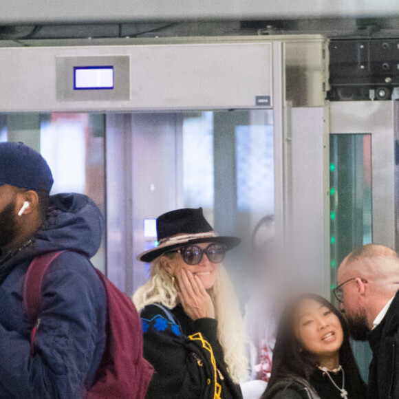 Exclusif - Laeticia Hallyday, sa fille Jade - Laeticia Hallyday, son compagnon et toute la famille arrivent à l'aéroport de Paris-Orly après avoir passé des vacances et le nouvel An à Marrakech au Maroc, à Orly, France, le 3 janvier 2020.