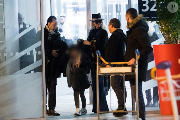 Exclusif - Laeticia Hallyday, Madeleine, la fille de Pascal Balland et Carl, chauffeur et garde du corps - Laeticia Hallyday, son compagnon et toute la famille arrivent à l'aéroport de Paris-Orly après avoir passé des vacances et le nouvel An à Marrakech au Maroc, à Orly, France, le 3 janvier 2020.