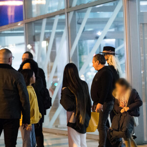 Exclusif - Laeticia Hallyday, ses filles Jade et Joy, Madeleine, la fille de Pasacal Balland et Carl, chauffeur et garde du corps - Laeticia Hallyday, son compagnon et toute la famille arrivent à l'aéroport de Paris-Orly après avoir passé des vacances et le nouvel An à Marrakech au Maroc, à Orly, France, le 3 janvier 2020.