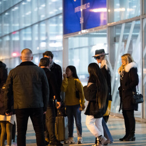 Exclusif - Laeticia Hallyday, ses filles Jade et Joy, Pascal Balland, Madeleine, la fille de Pascal Balland et Carl, chauffeur et garde du corps - Laeticia Hallyday, son compagnon et toute la famille arrivent à l'aéroport de Paris-Orly après avoir passé des vacances et le nouvel An à Marrakech au Maroc, à Orly, France, le 3 janvier 2020.