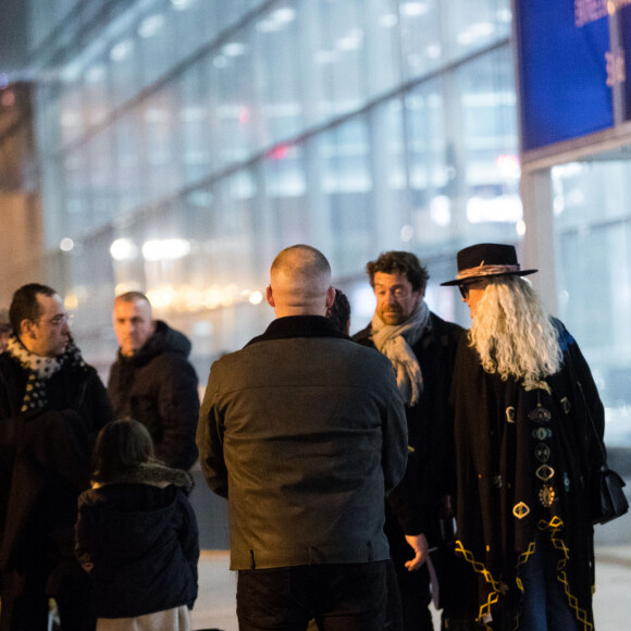 Exclusif - Laeticia Hallyday, ses filles Jade et Joy, Pascal Balland, Madeleine, la fille de Pascal Balland et Carl, chauffeur et garde du corps - Laeticia Hallyday, son compagnon et toute la famille arrivent à l'aéroport de Paris-Orly après avoir passé des vacances et le nouvel An à Marrakech au Maroc, à Orly, France, le 3 janvier 2020.