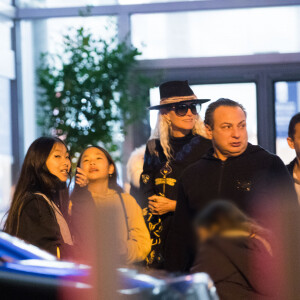 Exclusif - Laeticia Hallyday, ses filles Jade et Joy, Pascal Balland, Madeleine, la fille de Pascal Balland et Carl, chauffeur et garde du corps - Laeticia Hallyday, son compagnon et toute la famille arrivent à l'aéroport de Paris-Orly après avoir passé des vacances et le nouvel An à Marrakech au Maroc, à Orly, France, le 3 janvier 2020.