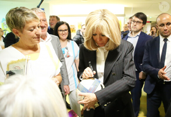 Brigitte Macron (Présidente de la Fondation Hôpitaux de Paris-Hôpitaux de France), Didier Deschamps, parrain de l'opération Pièces Jaunes 2020 lors du lancement de la 31ème édition de l'opération Pièce Jaunes au Centre Hospitalier Régional d'Orléans le 8 janvier 2020. © Dominique Jacovides / Bestimage
