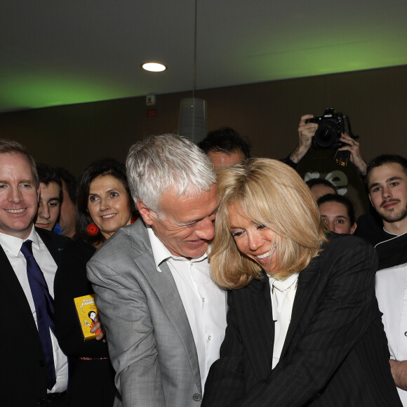 Brigitte Macron (Présidente de la Fondation Hôpitaux de Paris-Hôpitaux de France) et Didier Deschamps, parrain de l'opération Pièces Jaunes 2020 lors du lancement de la 31ème édition de l'opération Pièce Jaunes au Centre Hospitalier Régional d'Orléans le 8 janvier 2020. © Dominique Jacovides / Bestimage