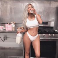Kim Kardashian fait visiter sa cuisine et ouvre son impressionnant frigo