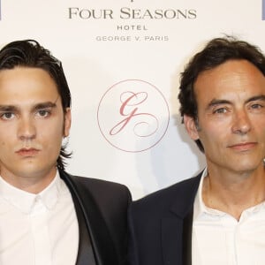 Anthony Delon avec son frère Alain-Fabien Delon au photocall de la 10ème édition du "Global Gift Gala" à l'hôtel Four Seasons George V à Paris, le 3 juin 2019. © Marc Ausset-Lacroix/Bestimage