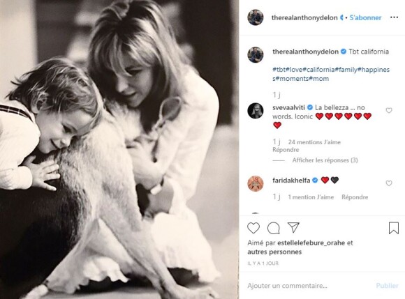 Anthony Delon a publié une photo de lui enfant avec sa maman Nicole. Sa compagne, l'actrice italienne Sveva Alviti, est sous le charme.