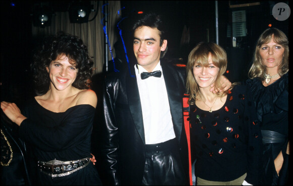 Clio Goldsmith, Anthony Delon et sa mère Nathalie Delon lors d'une soirée à Paris le 12 octobre 1983.