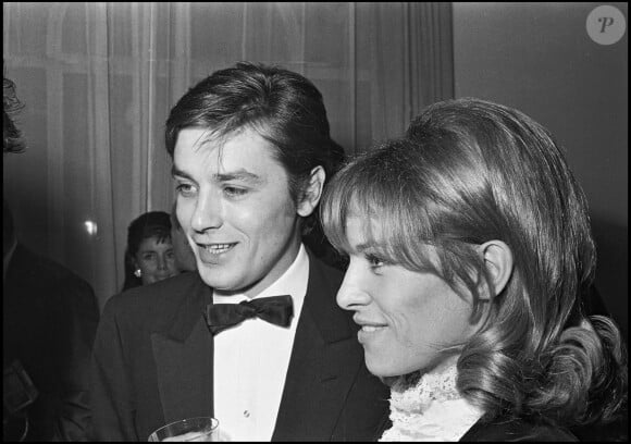 Alain Delon et sa emme Nathalie lors de la 22e nuit du cinéma français au théâtre Marigny, à Paris, le 23 novembre 1967.